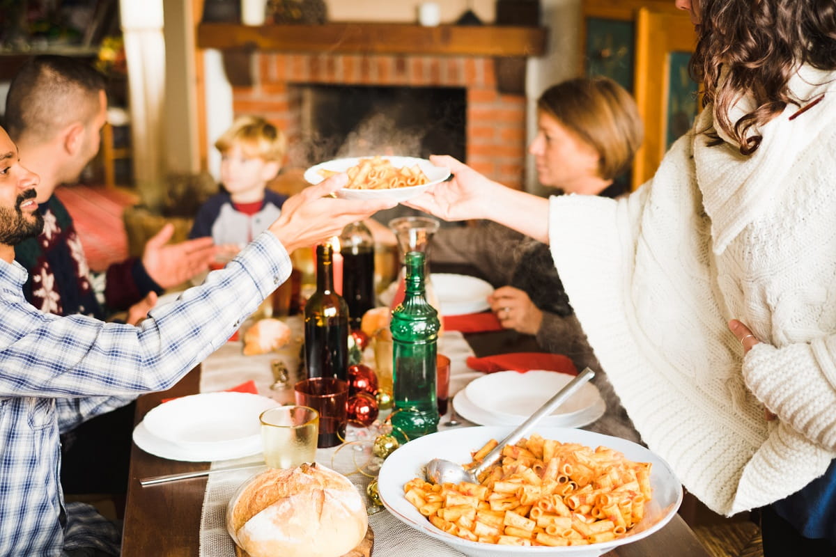 12-tips-for-being-a-guest-in-someones-home-for-the-holidays1200x800.jpg