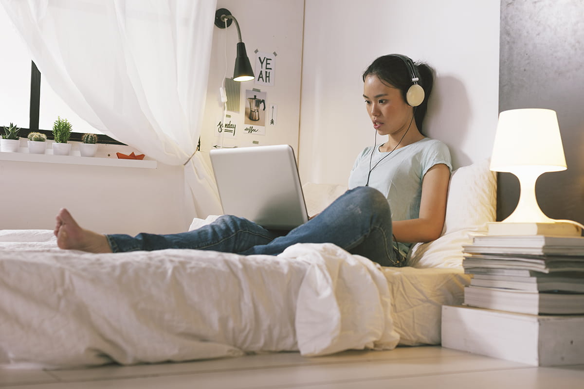 8-basic-things-you-need-for-your-dorm-room1200x800.jpg