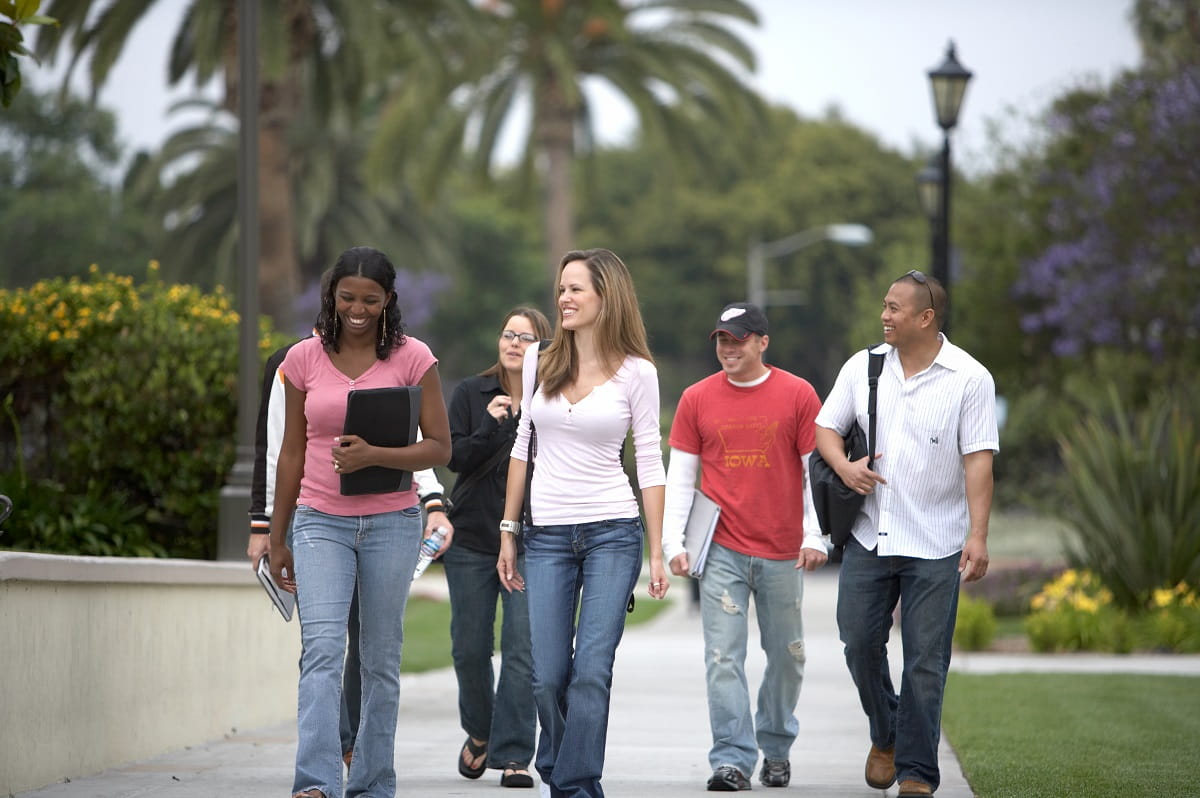pros-and-cons-of-going-to-an-out-of-state-school1200x800.jpg