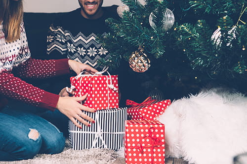 how to save money on christmas presents as a broke college student 